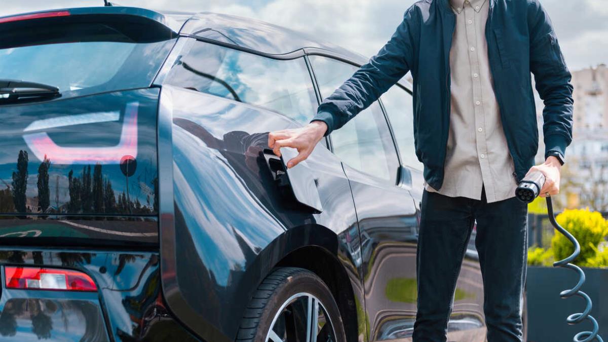 A crescente valorização de imóveis adaptados a veículos elétricos urbanos